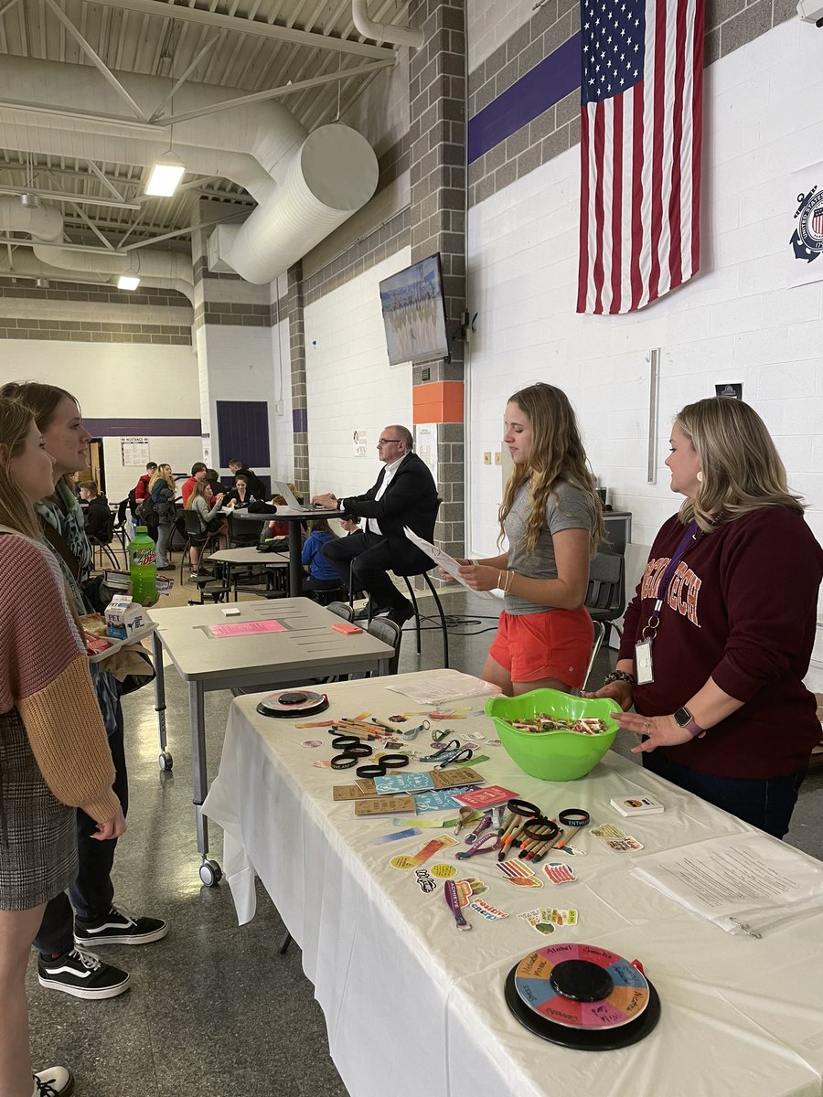 HCIntervention's tweet image. Another fun day of spreading information for Drugs and Alcohol Facts Week!  Both the Hawks and Mustangs engaged in some questions and won prizes.  @hhshawks03 @M_villeHS
