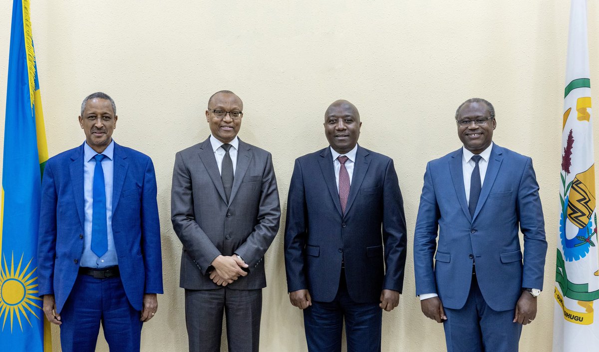 PrimatureRwanda's tweet photo. Kuri uyu mugoroba, Minisitiri w’Intebe Dr. Ngirente yakiriye Dr. Floribert Ngaruko uhagarariye ibihugu 22 bya Afurika muri Banki y'Isi, birimo n'u Rwanda. https://t.co/GO4wHdJfkd