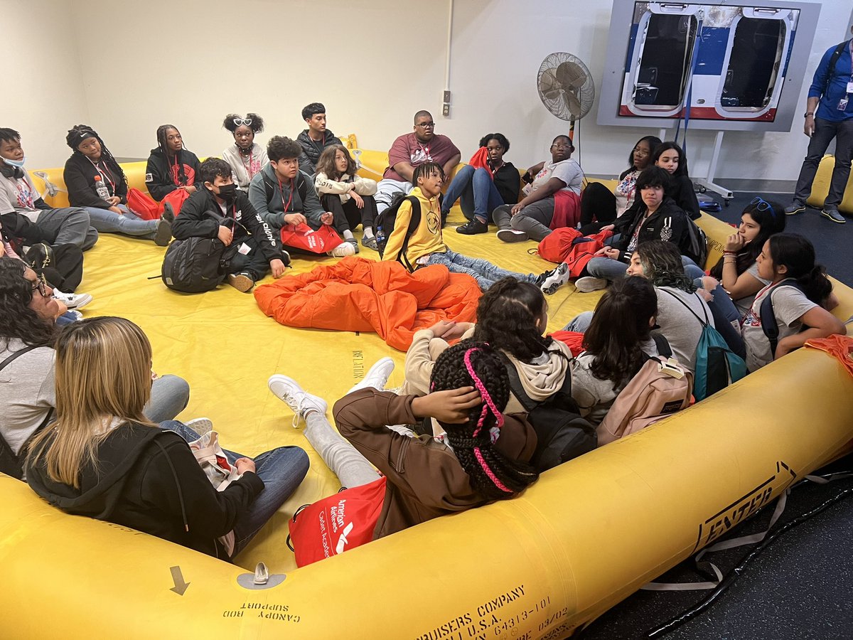 TreecaC's tweet image. KMS GEAR UP students toured American Airlines Headquarters in Ft. Worth! Students got to participate in hands on flight simulations, flight evacuations procedures, fire safety and explore the various roles within AA✈️👩🏾‍✈️🧑‍✈️🛩️ @KennemerMS @KmsSteam @DuncanvilleISD @R10_GEARUP