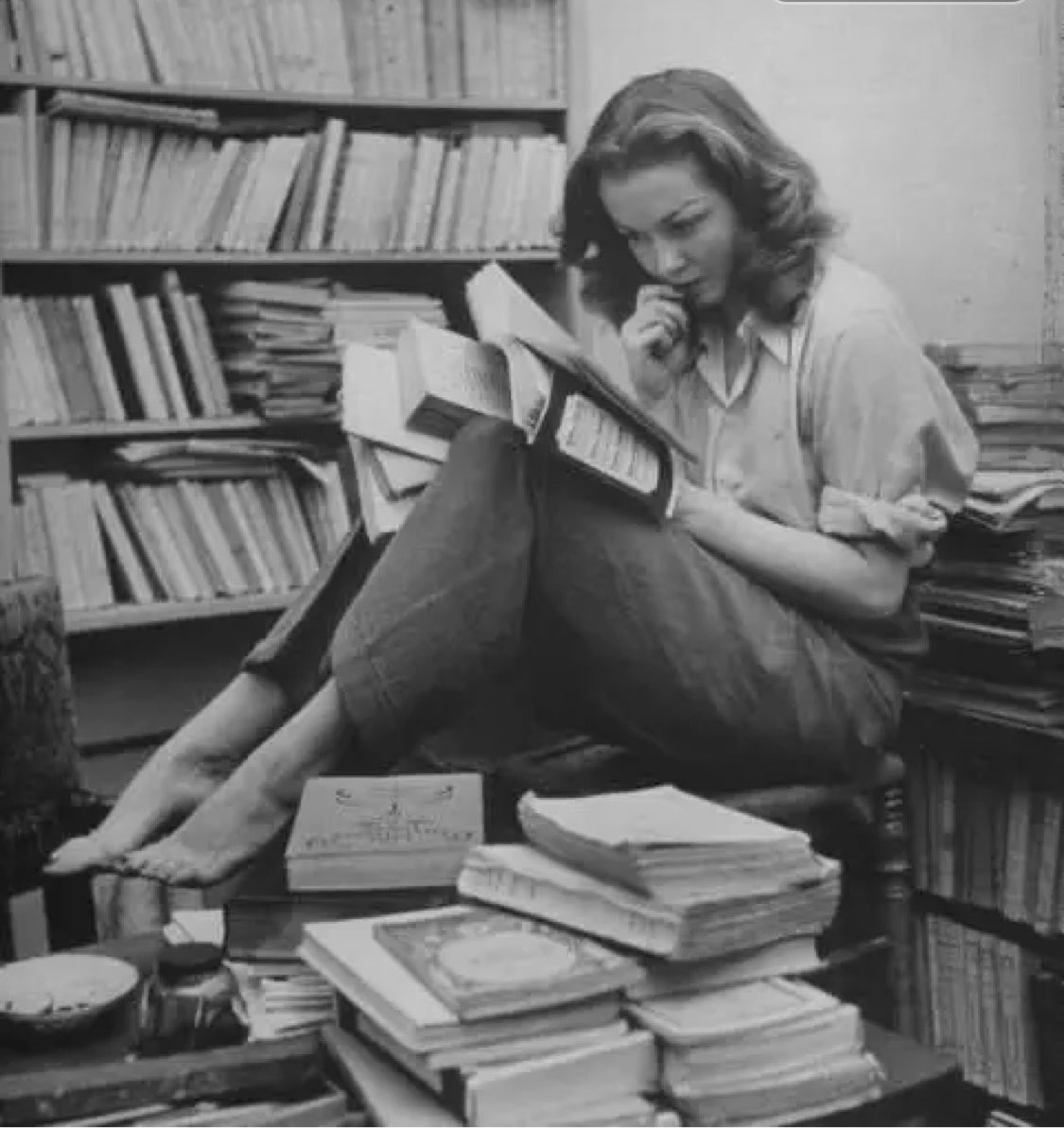 alinablo1961's tweet photo. سيلفيا بلاث 
كتبت قصيدتها المهيبة 
" الحافة "
ثم نزلت مبكرا" من شرفة ربيعها الحادي والثلاثين 
أنتحرت  لتواجه الموت 
سيلفيا ، 
أيتها العميقة ،ماالذي فعلته بك كل تلك الكتب المحتشدة من حولك ، هل خذلتكِ ،أم أنها أضاءت الغابات المظلمة في كيانكِ ، ماالذي أنكسر أو أنتصر أخيرا" في أعماقكِ ، وجعلكِ تشفينَ من الكلمات ، والصباحات ، والسطوح ، والأنهيارات ،
لتمضينَ راكضةً إلى ليلة الليالي