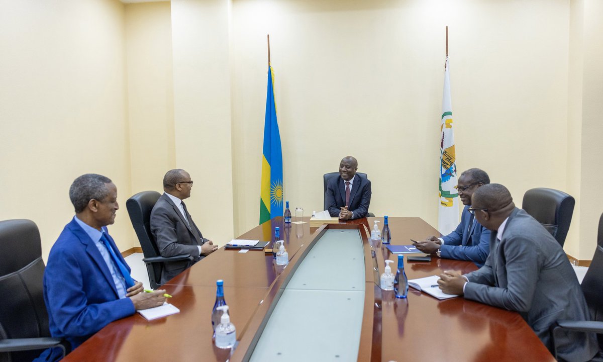PrimatureRwanda's tweet photo. Kuri uyu mugoroba, Minisitiri w’Intebe Dr. Ngirente yakiriye Dr. Floribert Ngaruko uhagarariye ibihugu 22 bya Afurika muri Banki y'Isi, birimo n'u Rwanda. https://t.co/GO4wHdJfkd