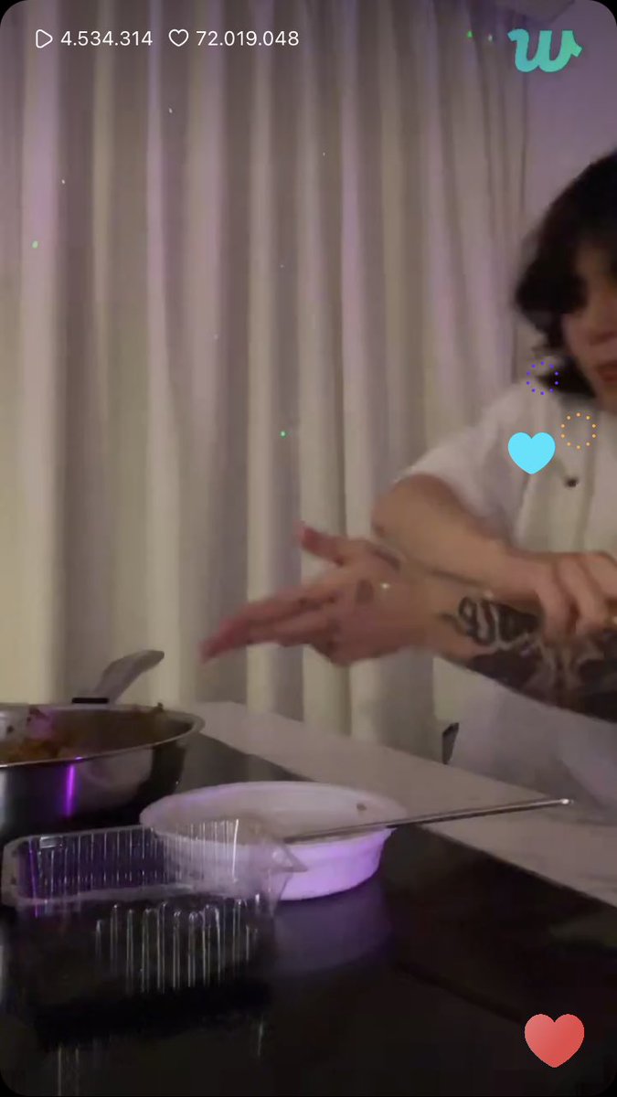 In__thisrain's tweet photo. Que haga un live a las casi 5 de la mañana cocinando, con una camisa blanca enseñando sus tatuajes, SU CABELLO LARGO y que baile de repente 'that that', me recuerda de nuevo lo mucho que adoro a la gran y hermosa persona que es Jeon. 💔

Todo lo que él hace es mágico. @BTS_twt https://t.co/TwEUOVtKST