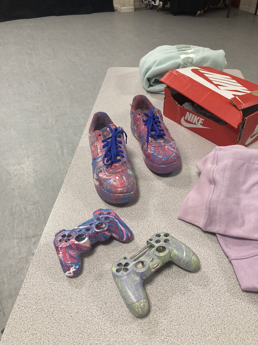 shs_careersdept's tweet photo. 👏🏼 Year 9 business ideas today ranging from customised goods to clothing designs, a car website to hand made garments! Got to be honest- blew my mind! 😊💥
#AmazingStudents https://t.co/ES13DYA6n4