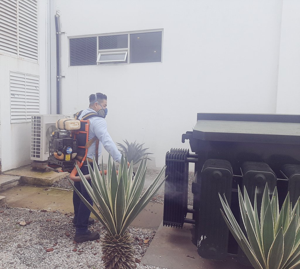 HGuasmoSur's tweet image. #CruzadasPorLaSalud | Personal de #ControlVectorial de #Distrito09D01 realiza fumigación en las instalaciones de 🏥@HGuasmoSur de @Salud_Ec, para la prevención de enfermedades transmitidas por la picadura de mosquitos #Dengue, #Zika y #Chikungunya.