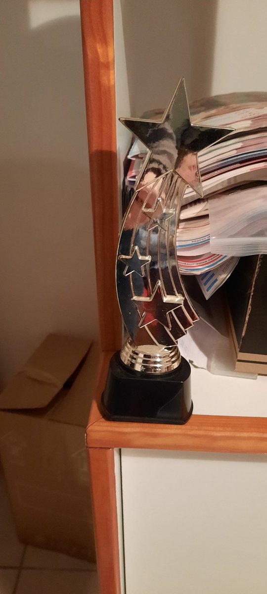 DDelerin's tweet photo. 22/03/2023, @rvvs_fdt spéciale les années 90: les séries cultes
Et un troisième @LaRvvs d'or du meilleur chroniqueur pour moi. Ou comme dis Xavier: 3e ballon d'or de Damien. La compétition est ouverte : qui va me prendre le titre?
https://t.co/4H1JEbxrUc
#rvvs #fandetele https://t.co/0x3XKrEjsY