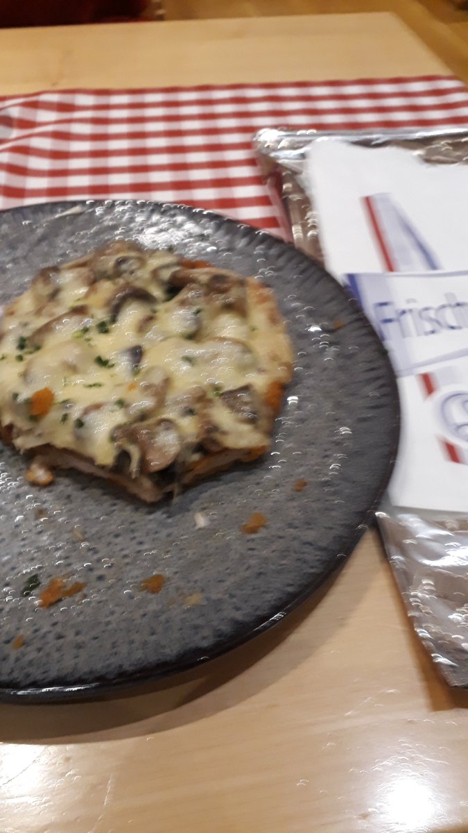 EdvonSchlep's tweet photo. @p_fraup_ @FrKretschBuch @Bortanos @Zummdi Wollen Sie was abhabn? Ich habe bereits die Loser Folie geordert. #Pappsatt. https://t.co/ywuer3RSWQ