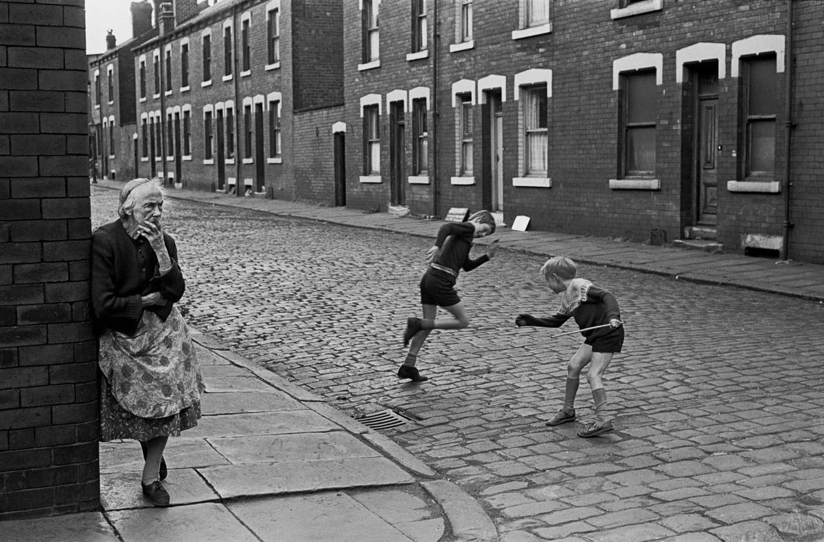 Bertrom's tweet photo. From 1969 to 1972, photographer Nick Hedges took pictures of life in Leeds.
Inspirational.
What a legacy to leave behind. https://t.co/cFhQ801Dqy