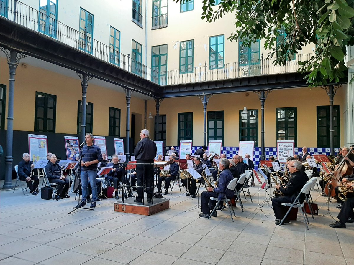 OfeliaGimeno's tweet image. 🎶 Gràcies @PepBotifarra i als músics de la Confederació de Músics Jubilats per emocionar-nos amb la riquesa del #patrimoni.

Immillorable clausura de la jornada sobre l&apos;Estratègia valenciana d’#envellimentactiu i lluita contra la #soledatnodesitjada.

@GVAinclusio