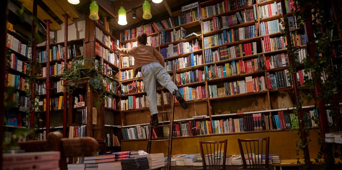 "Vivere senza leggere è pericoloso, ci si deve accontentare della vita, e questo comporta notevoli rischi." - Michel Houellebecq