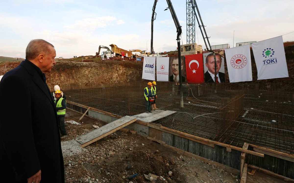 erayoguzz's tweet photo. 1 milyon 180 bin güvenli konutu ve 3,3 milyon kentsel dönüşüm projesini nasıl yaptıysak; ülkemizin dört bir yanında deprem, sel, yangın afetlerinde ortaya çıkan hasarı nasıl kısa sürede telafi ettiysek bu depremlerin yaralarını da aynı şekilde kısa sürede saracağız.@RTErdogan https://t.co/Ev7aP250AX