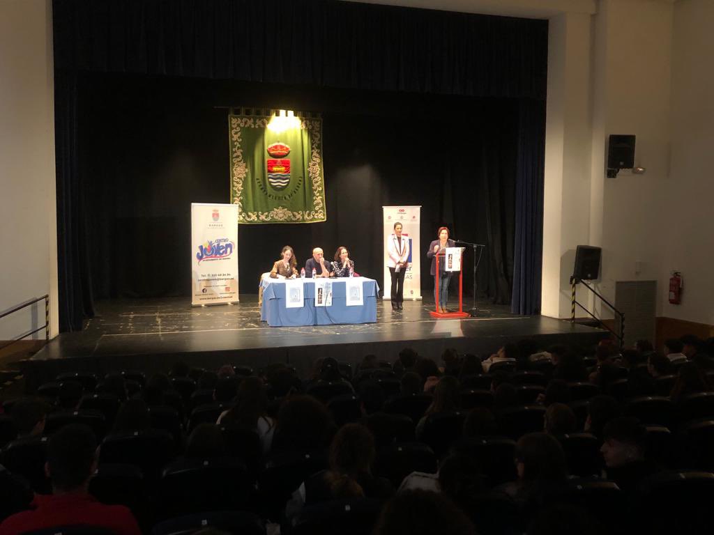 📷 Algunas fotos de la charla de la que han disfrutado decenas de jóvenes en el marco del #únicasfestival2023 en #Bargas 

🗣️ Una charla en la que han participado rostros reconocidos como el de Aitana Sánchez Gijón, Elena Rivera y Luis Alegre

#Mujeres #Cine #Cultura #Toledo
