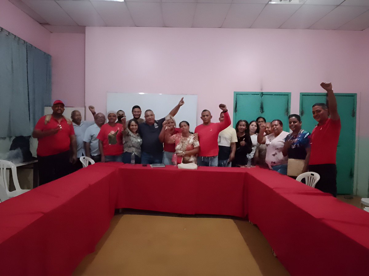 MfuturoMinero's tweet photo. #23Mar l En 📸 Así fue la instalación del Equipo Político Municipal del @PartidoPSUV en el municipio El Callao en compañía del Enlace Municipal Ramón Calderón. 
@NicolasMaduro
#NiCorrupciónNiPrivatización 
#TrabajoEnEquipo https://t.co/TAKgYMoiB7