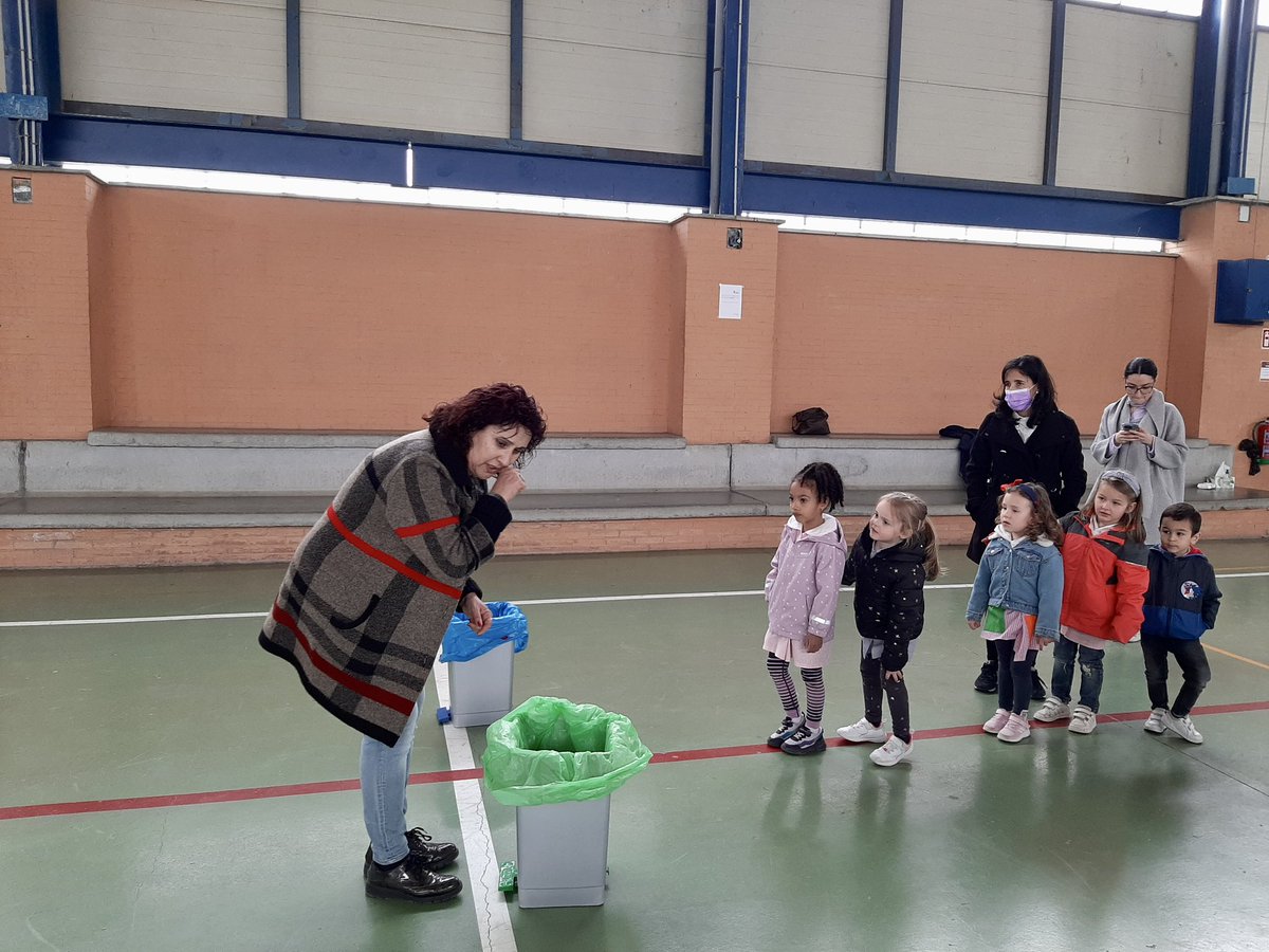 ceipseveriano's tweet image. ♻️¡RECICLA-RECICLANDO!♻️ 
Los más pequeños de nuestro cole aprenden a reciclar a través del juego. 
El Ayto de nuestra localidad, a través de la Concejalía de Medio Ambiente, nos ha mostrado como reciclar nuestros residuos más comunes. 

👧👦👧🏽👦👦🏼 🧒🏻 
@AytoPenaranda