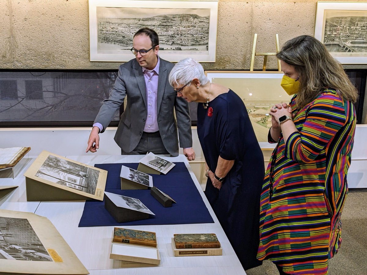 Nous avons eu le grand plaisir d'accueillir aujourd'hui nos collègues <a href="/Leslie_Weir/">Leslie Weir</a> et Amy Buckland de <a href="/BiblioArchives/">Bibliothèque et Archives Canada</a>. What a wonderful visit! @jambina <a href="/LibraryArchives/">Library and Archives Canada</a> @McGill_ROAAr #McGill
