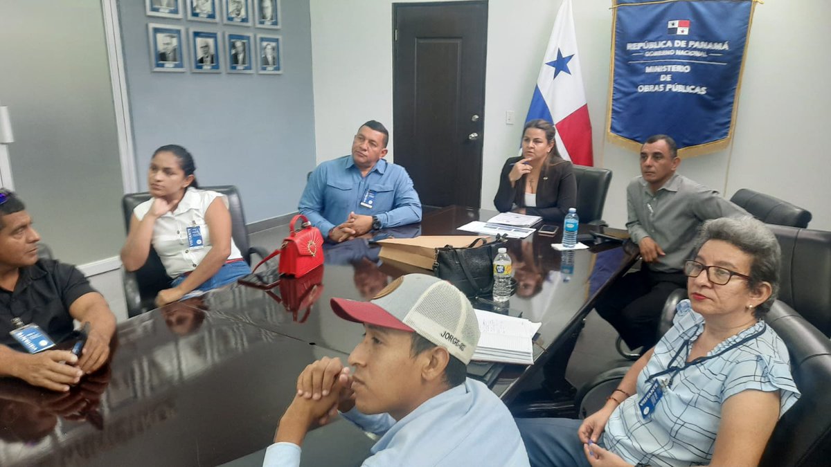 El comité pro carretera Santiago-San Francisco-Santa Fe y el alcalde José Valencia se reúne con la vice ministra del <a href="/MOPPma/">Ministerio de Obras Públicas de Panamá</a> y el Director de Mantenimiento para conocer los detalles generales del pliego de cargos para la licitación.
Seguiremos vigilantes del proceso de licitación
