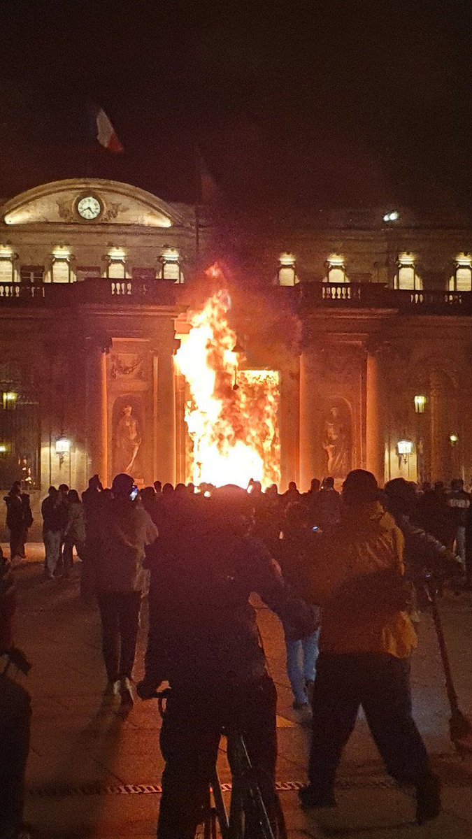 gonslosc's tweet photo. Dinguerie cette photo #frenchstrike #Greve23Mars https://t.co/mzoainGnON
