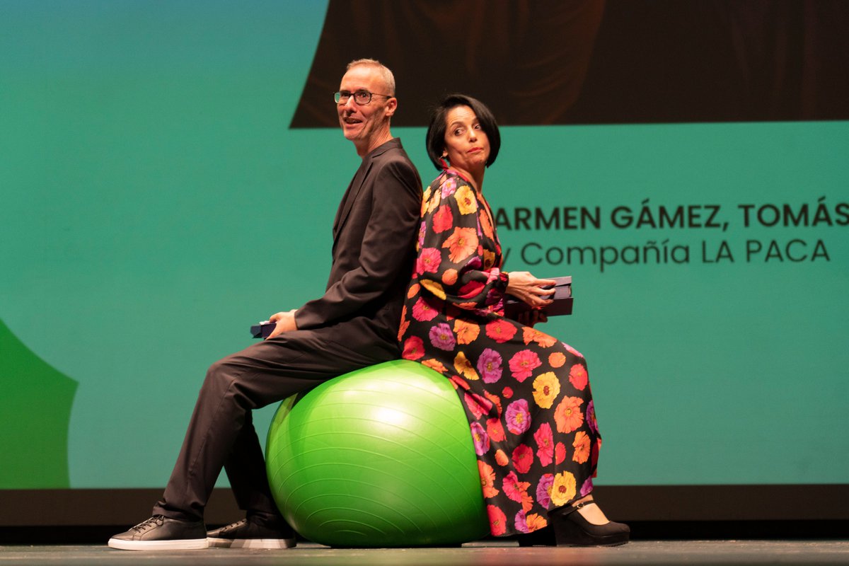 ExtraJaen's tweet photo. PREMIOS LORCA. Mari Carmen Gámez y Tomás Afán han recibido el Premio Lorca de Honor por su trayectoria con la compañía La Paca, en una gala que se ha celebrado hoy en Jaén. https://t.co/V3PZQwKjOF https://t.co/fykPNu9hmg