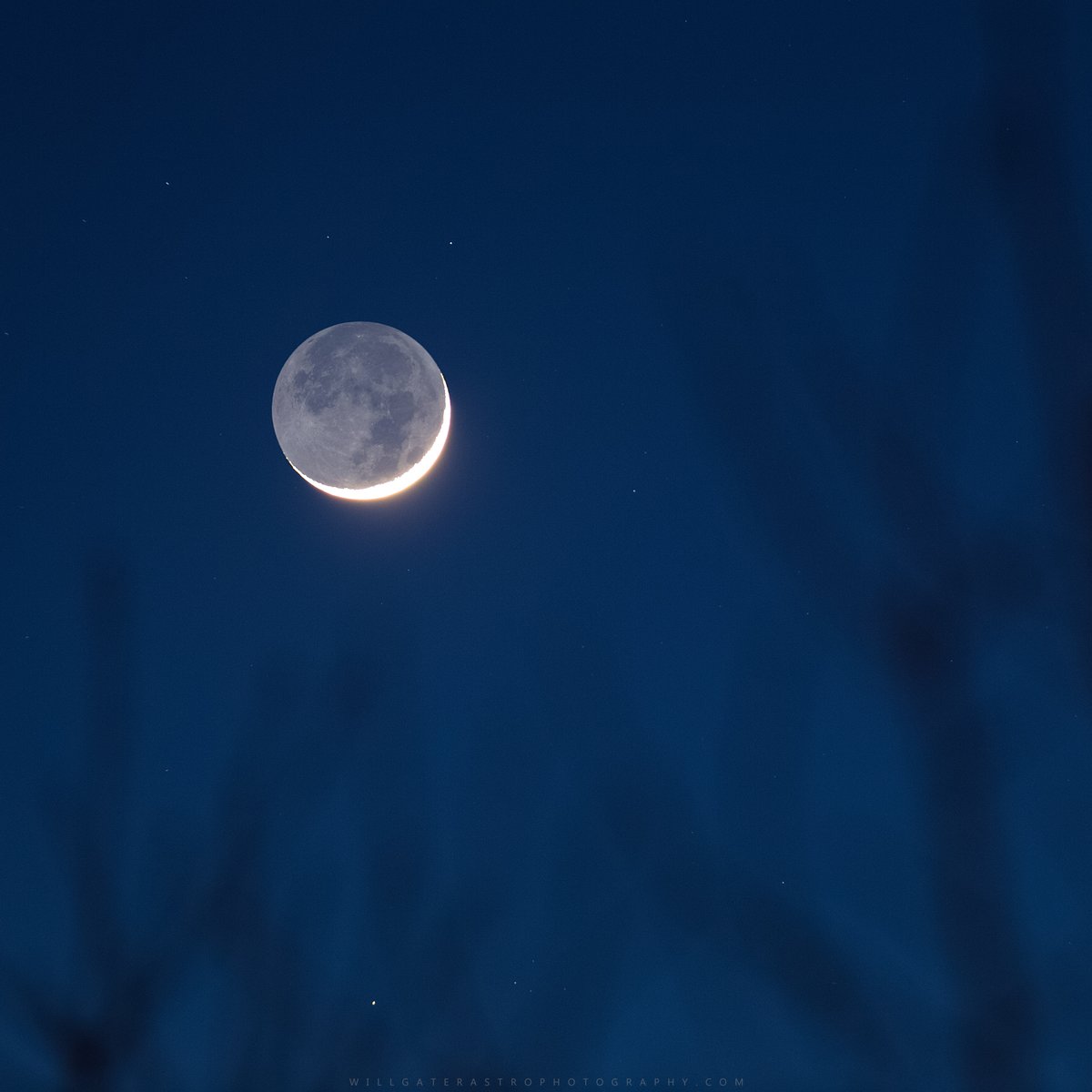 Tonight's crescent Moon, with the lunar nightside lit by Earthshine, set among the stars of Aries &amp; Pisces.

#astrophotography