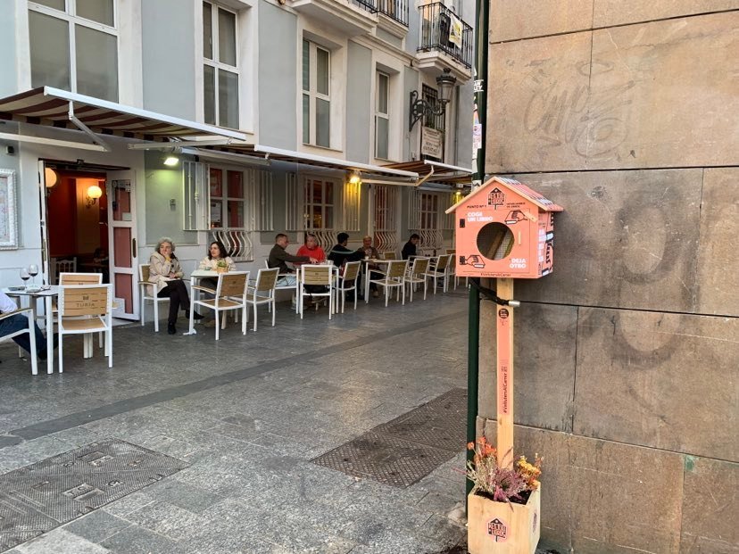AVelluters's tweet photo. Ja tenim a la nova ubicació el nostre #RefugiDeLlibres el podreu trobar a la plç/ Viriato.
#VellutersAlCarrer https://t.co/yL2iNex7Z4