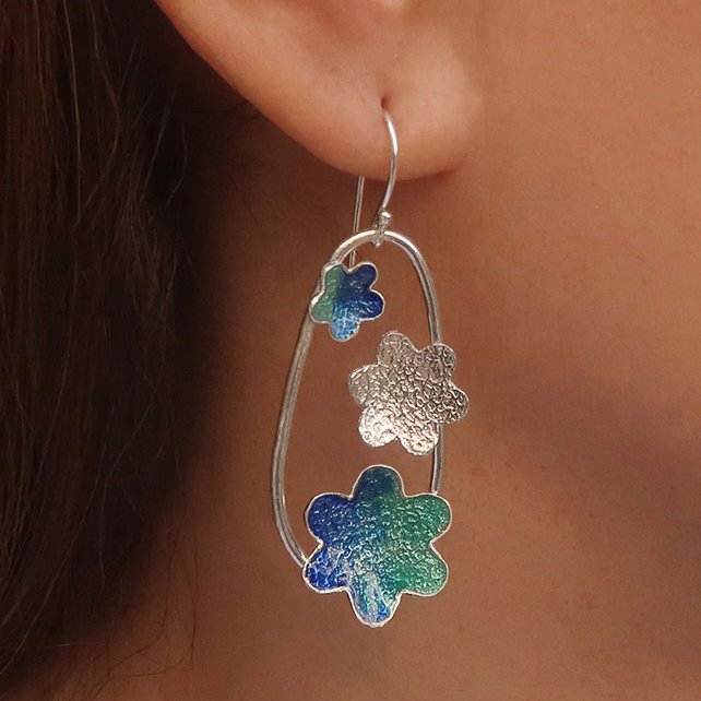 Silver Flower Dangle Earrings Jewelersoul #earrings #pendientes  #plata925 #silverearrings #enameljewelry #handmadejewerly #trendingjewelry #colorfuljewelry #jewelersoul #emailleschmuck #designjewelry#flowerjewelry #contemporaryjewelry #silberschmuck #flowerearrings #blueearrings