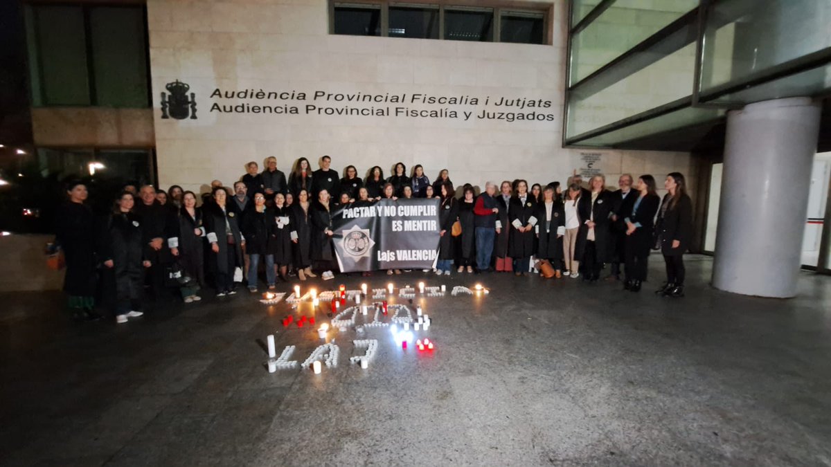 m4rt1ta's tweet photo. Nos hemos reunido a la luz de las velas esta noche en Valencia. Seguimos mandando fuerza a nuestro Comité para mañana #HuelgaindefinidaLAJ  Gracias compañeros. Es un orgullo! https://t.co/aCl9NRtXiB