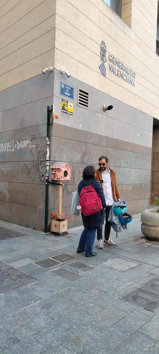 AVelluters's tweet photo. Ja tenim a la nova ubicació el nostre #RefugiDeLlibres el podreu trobar a la plç/ Viriato.
#VellutersAlCarrer https://t.co/yL2iNex7Z4