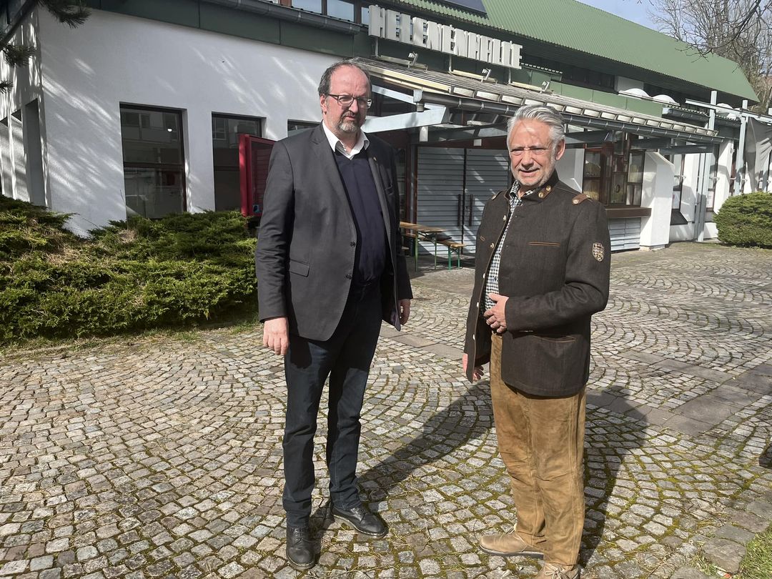 Ich hatte gestern die Gelegenheit zu einem Treffen mit den Friedrichsthaler Bürgermeister Christian Jung (SPD). Wir redeten über die Auslöser für seinen Brief und schauten uns die Halle, in der die Flüchtlinge untergebracht sind, an.