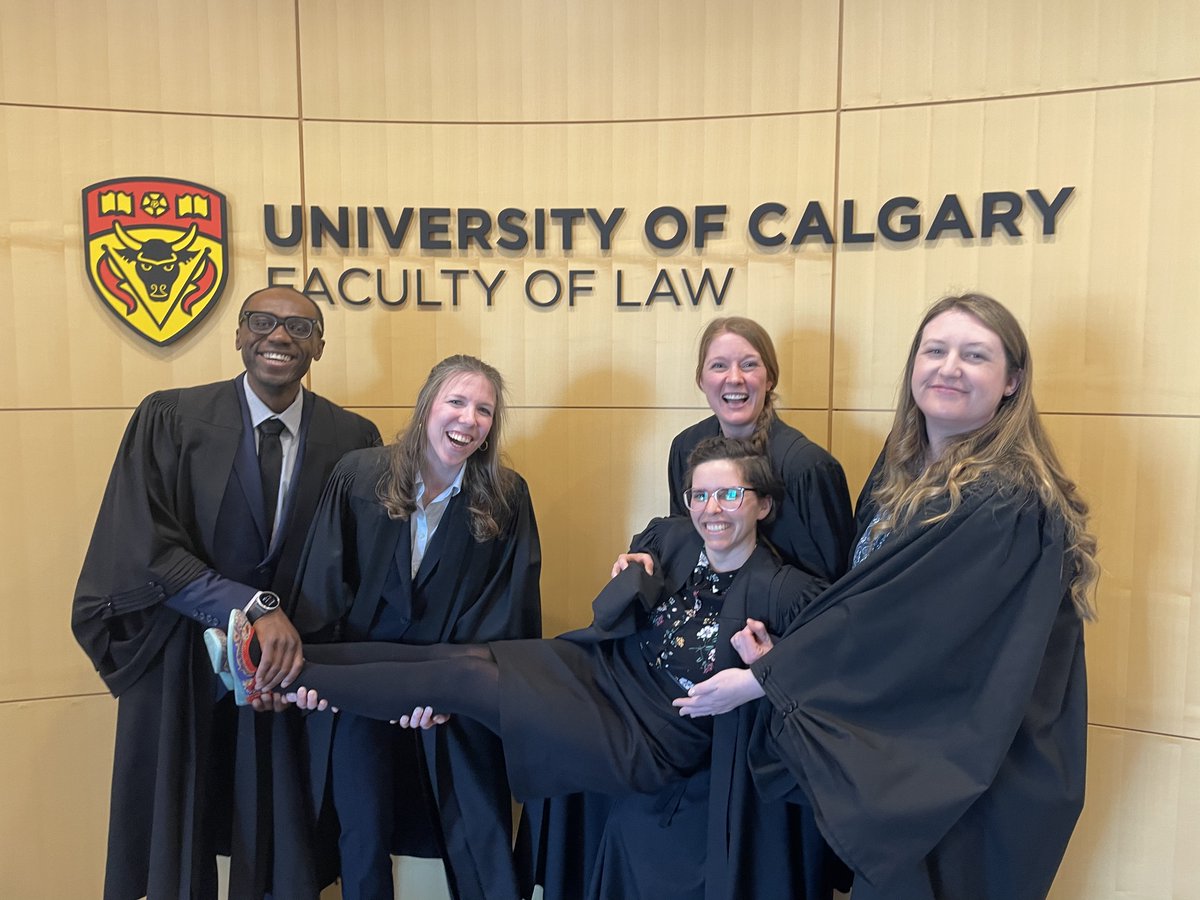 2 wks, 48 stuents, and generous volunteers culminated in a fabulous final round of the #UCalgaryLaw McGillivray Moot. Thanks @Calgary_Lawyers for sponsoring this wonderful tradition! Super proud of this next gen of advocates 👏👇 @LawDeanHolloway @ryanjclements @sanaaahmed_