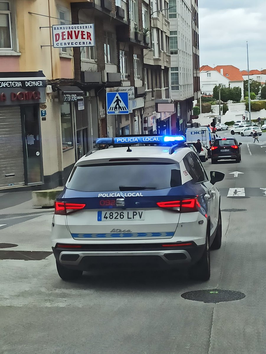 Aplcoruna's tweet photo. 📅 22/03/2023 Turno de mañana 

⚠️Somos requeridos por empleados de un establecimiento en la zona de C/ Barcelona por una persona que estaba causando problemas

🚔 La persona reacciona con agresividad primero, y después con violencia ante la presencia policial https://t.co/k7nCs388nj