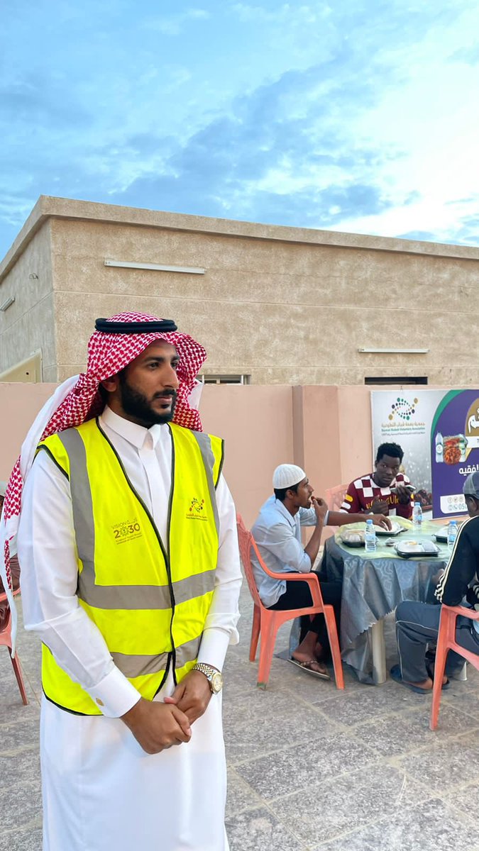 BShabab33's tweet photo. ضمن مشروع #إفطار_صائم لهذا العام نستضيف كل يوم شخصية بارزة في المجتمع للمشاركة في #العمل_التطوعي 

وضيفنا لهذا اليوم الأستاذ عادل الكديسي مدير وحدة التطوع بجمعية البر الخيرية بالقوز

#القنفذة https://t.co/o4e8ycfQL1