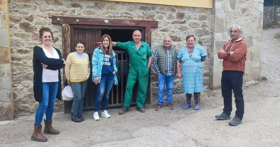 CompromisuLlena's tweet photo. #Gelosalcaldesa
Pa esta terde tocó la visita a #MuñónCimiru y #Reconcos de Muñón,  en bona compañía, la de sus vecines y vecinos.
Munches gracies ❤️❤️!!
#CaleyandopelosPueblos
#Compromisufaciendocamín https://t.co/cFl56HuE7G