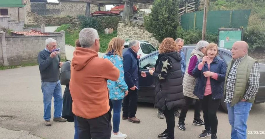CompromisuLlena's tweet photo. #Gelosalcaldesa
Pa esta terde tocó la visita a #MuñónCimiru y #Reconcos de Muñón,  en bona compañía, la de sus vecines y vecinos.
Munches gracies ❤️❤️!!
#CaleyandopelosPueblos
#Compromisufaciendocamín https://t.co/cFl56HuE7G