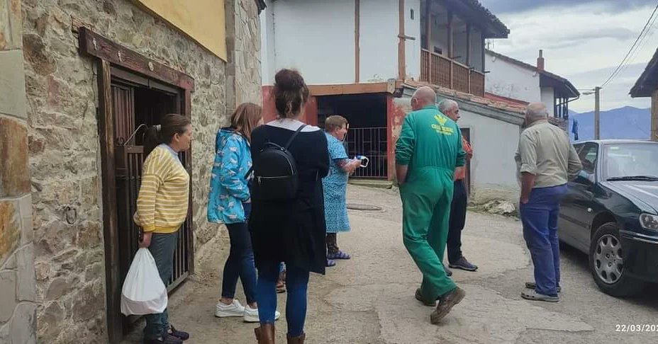 CompromisuLlena's tweet photo. #Gelosalcaldesa
Pa esta terde tocó la visita a #MuñónCimiru y #Reconcos de Muñón,  en bona compañía, la de sus vecines y vecinos.
Munches gracies ❤️❤️!!
#CaleyandopelosPueblos
#Compromisufaciendocamín https://t.co/cFl56HuE7G