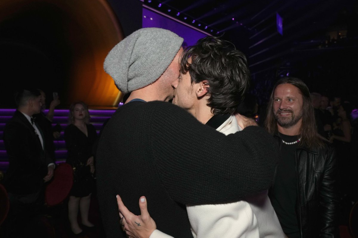HarryMexOficial's tweet photo. “Uno de los [sentimientos] más difíciles es que la nueva canción de Harry Styles es mejor que nuestra nueva canción o algo así.  Por suerte me han enseñado a inspirarme.  Como sabes qué, es increíble.  Y él es asombroso.  Lo amo!” - Chris Martin sobre ser inspirado por Harry❤️ https://t.co/UFGwXmc5uF