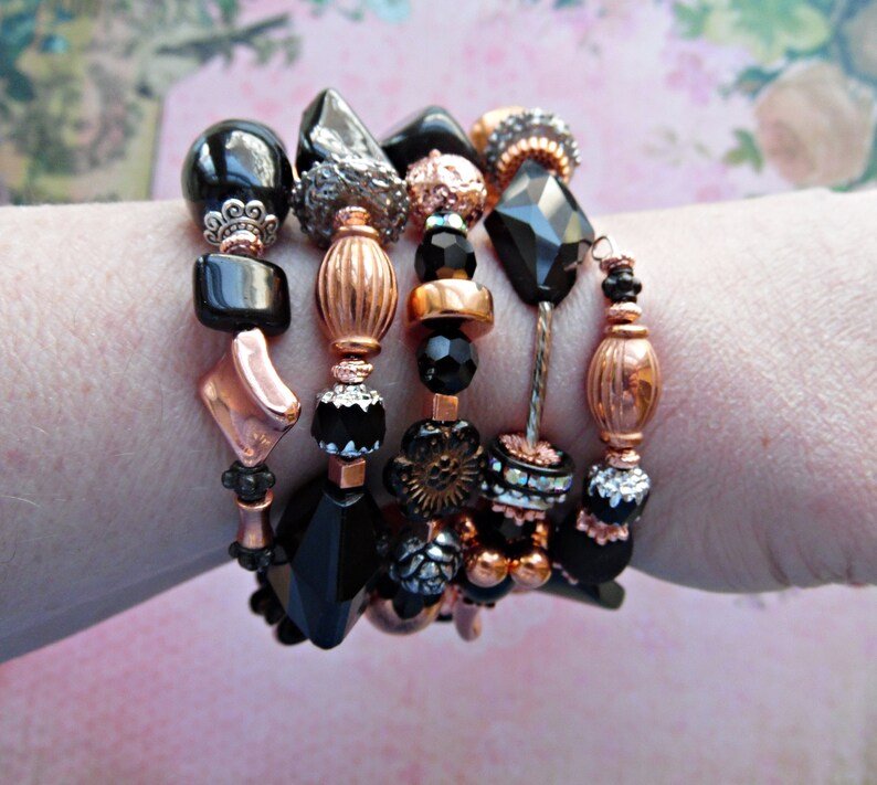 JanetBoyer's tweet photo. A super chunky wrap #bracelet made out of memory wire! ๐ #jewelrydesign #braceletstacking #braceletoftheday #braceletlover #braceletstacks #ChezBoyer https://t.co/GsoDZcVSEF