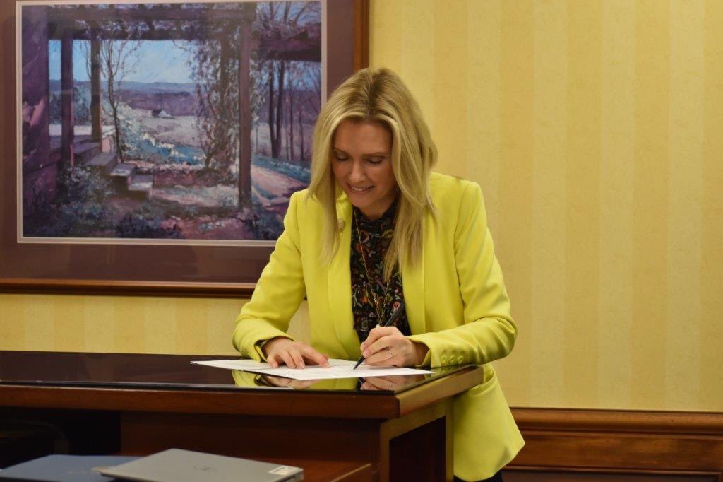 SenatorYoder's tweet photo. 🎊 Celebrating a VICTORY for Hoosiers 🎊
SB 334 is officially headed to the Governor’s desk! This bill will help our most vulnerable Hoosiers more easily apply for SNAP benefits, ensuring more people will have more access to necessities. Thankful for the win, but not resting!! https://t.co/ba886ZxZE1