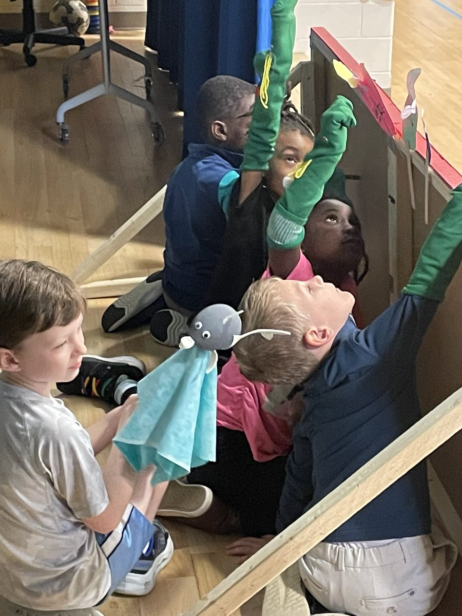 eacharbonneau's tweet photo. “Not by the crumb of my bunny bun bun” 🌭🌭🌭
Love watching our kindergarteners shine on puppet show day. 😍@found4brooks @BrooksMuseumsES https://t.co/JJdEb8yUlw