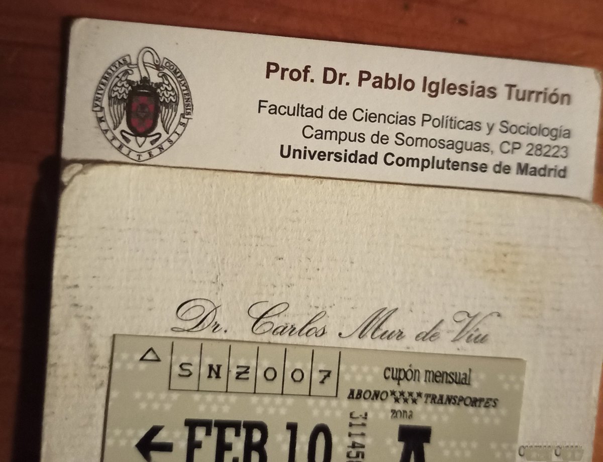_patriciavs_'s tweet photo. Acabo de encontrar una cartera de hace unos diezmilaños con estas tarjetas... Pablo Iglesias y Carlos Mur, pegados. Ayuso aún no conocía a MAR, supongo. 
La vida, a ratos, es una #PutaComedia https://t.co/4G3myJ3D2G