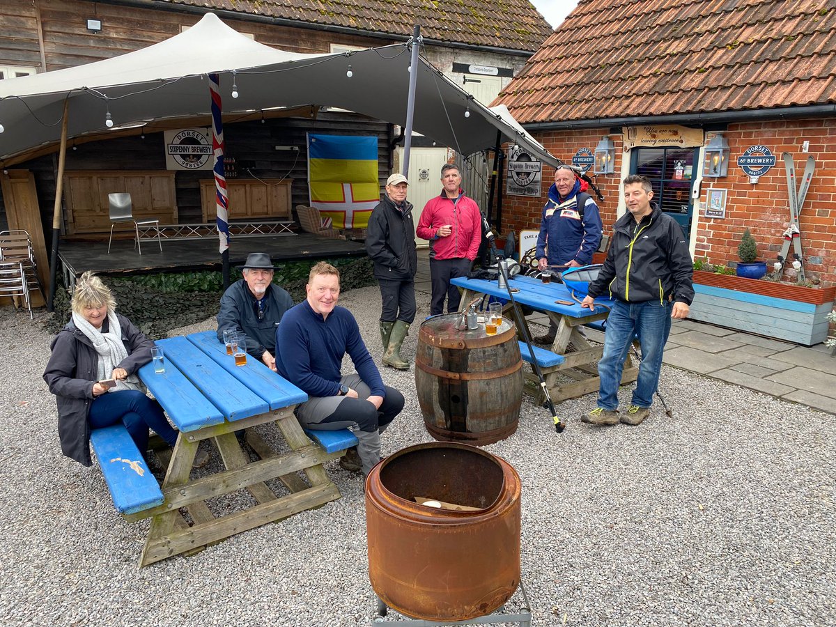BowraFoundation's tweet photo. On a mild and blustery day last week, Mark and some of our Bowra beneficiaries set out on circular walk, circumnavigating the beautiful Dorset village of Cranborne.
#Yomping #walkietalkie #charity #neurologicaldisorder #bowrafoundation #whatsinsidematters https://t.co/fNoXcBJEQr