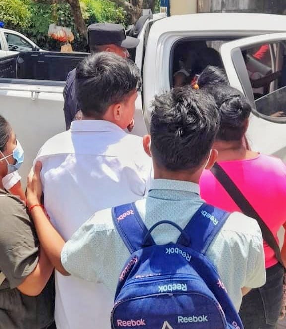 PNCSV's tweet photo. Trasladamos a un centro asistencial a 21 estudiantes del Centro Escolar Doctor Francisco Reyes, de Nahuizalco, Sonsonate, por una posible intoxicación de alimentos. 

Los alumnos presentaban vómitos y mareos. https://t.co/wbN6jGNpsh