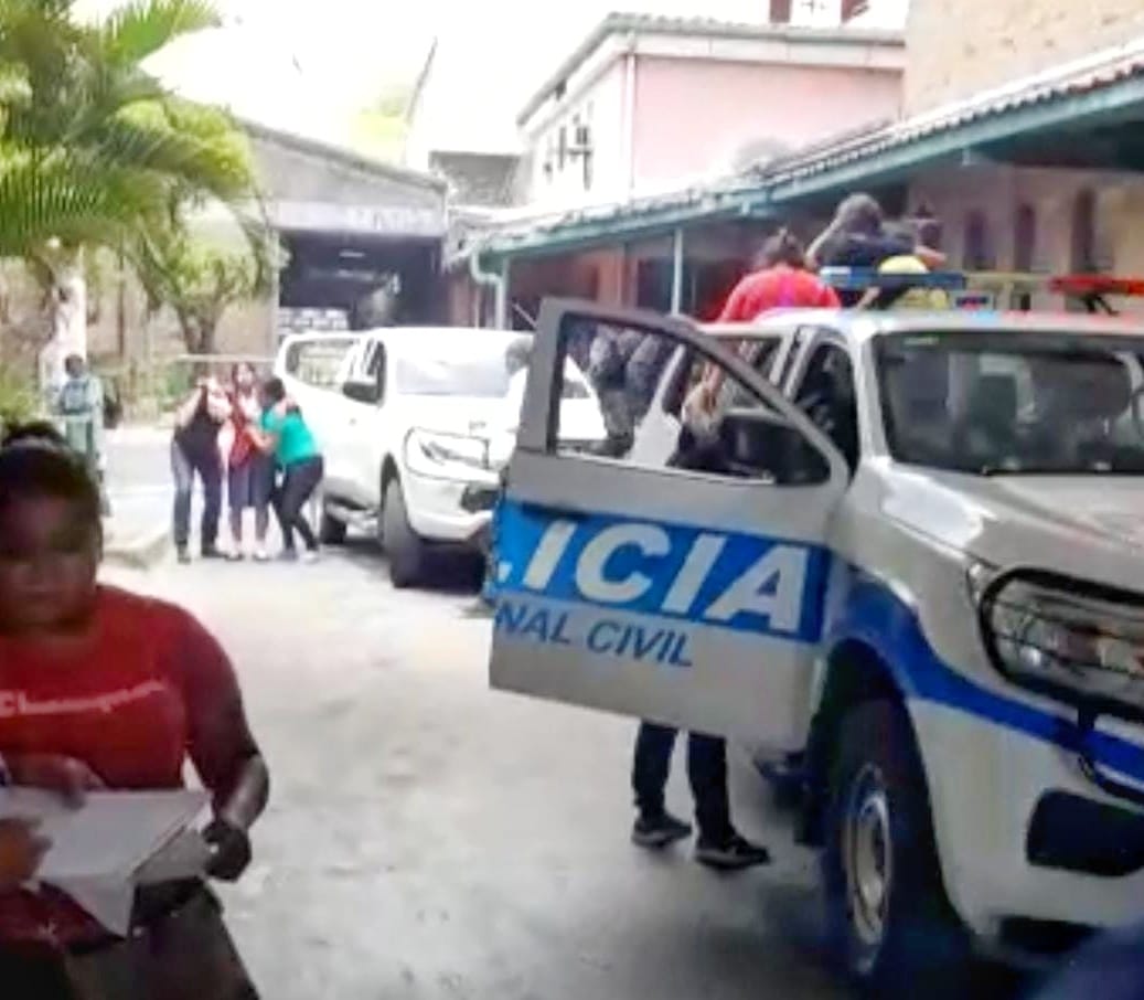 PNCSV's tweet photo. Trasladamos a un centro asistencial a 21 estudiantes del Centro Escolar Doctor Francisco Reyes, de Nahuizalco, Sonsonate, por una posible intoxicación de alimentos. 

Los alumnos presentaban vómitos y mareos. https://t.co/wbN6jGNpsh