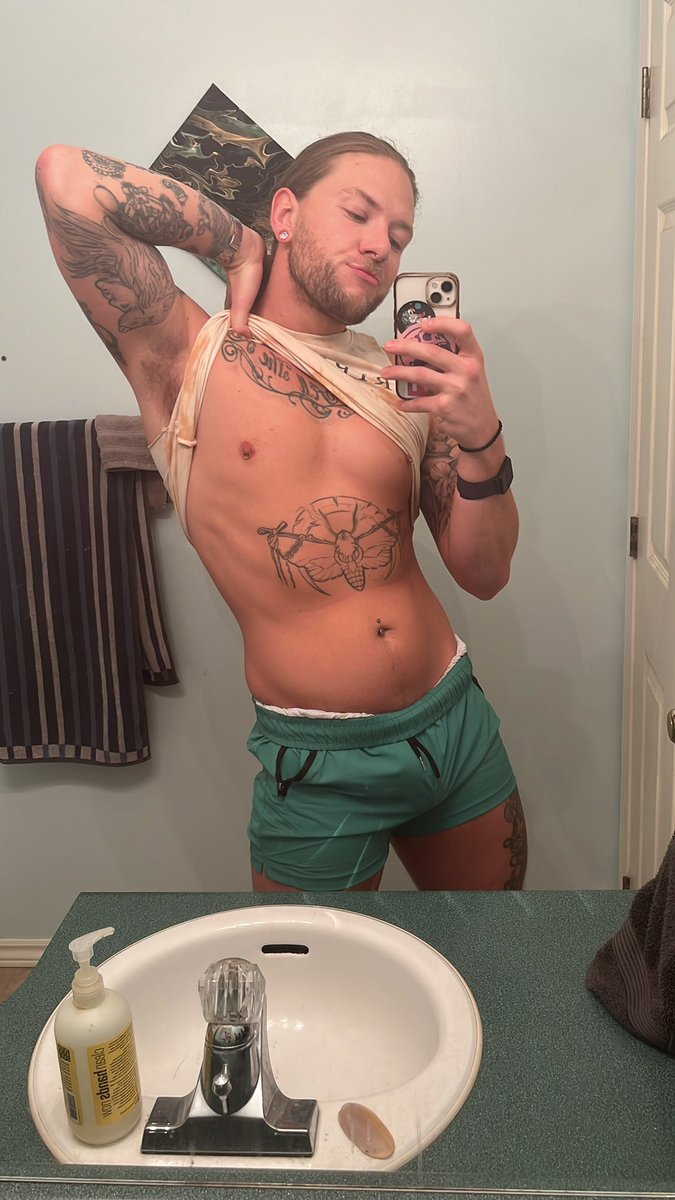 xLiamPrettyx's tweet photo. still sick, still thiccc https://t.co/sEhkzTwbTj