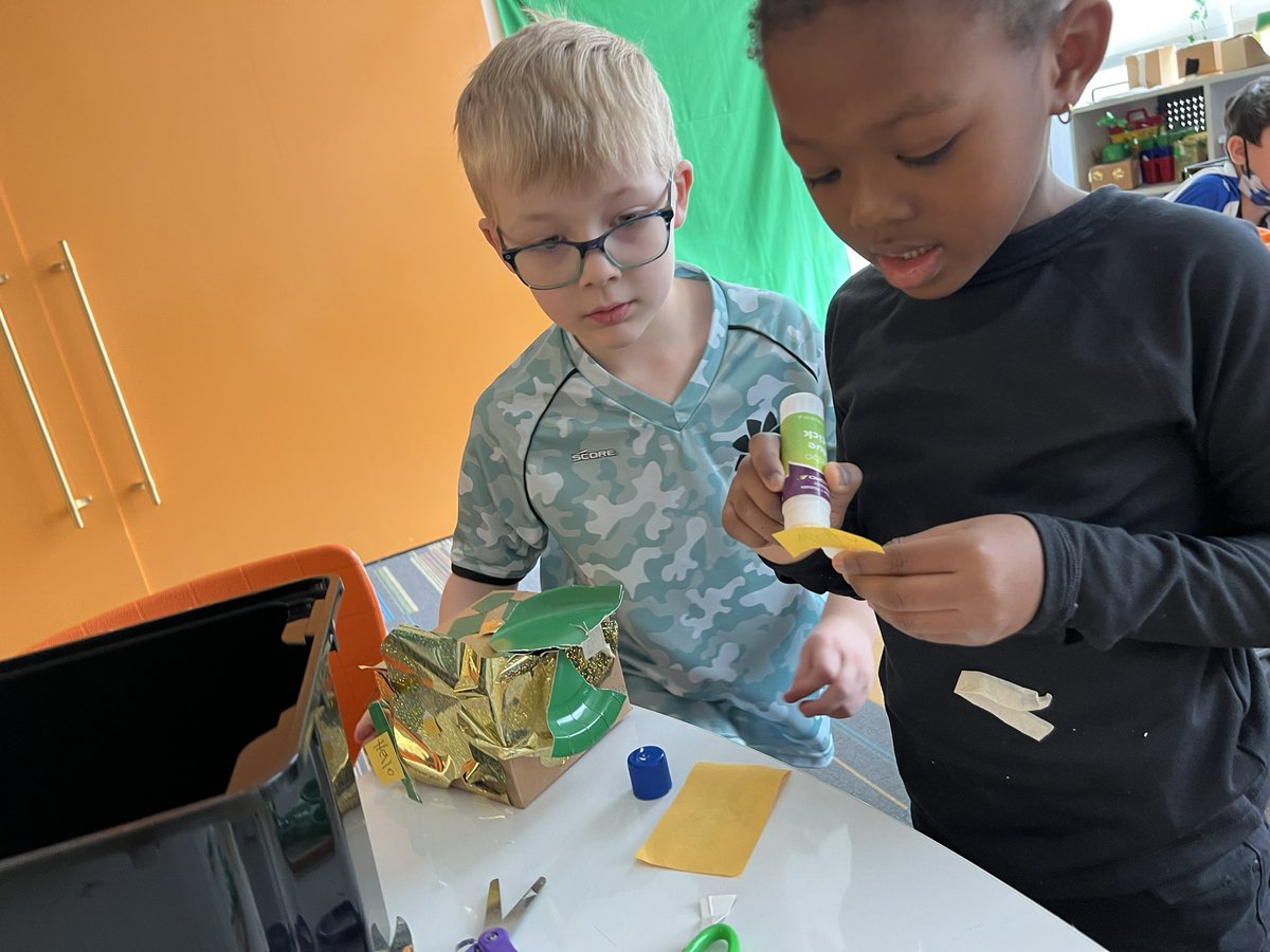 HolmesLibrary97's tweet image. First grade and kindergarten at Holmes loved making their leprechaun traps last week and seeing what they caught! #HolmesHawks #WeAreD97 #libraries97