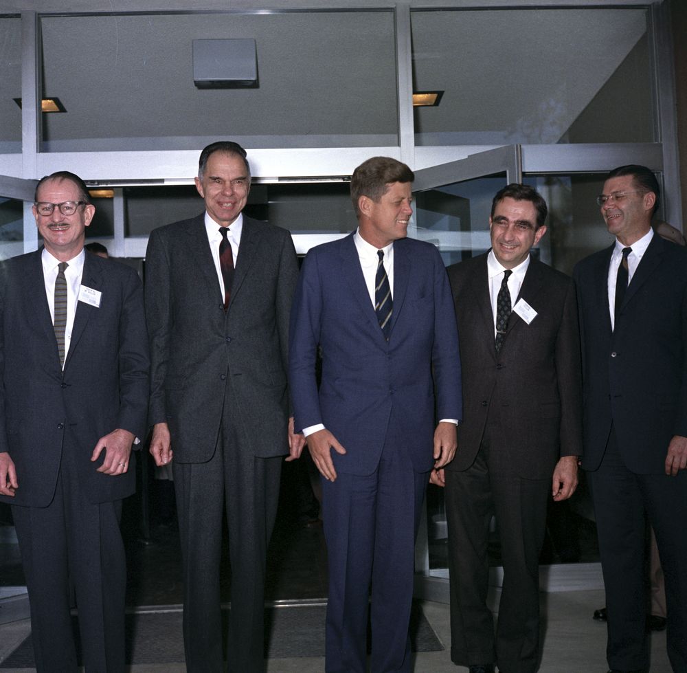 CalBearsHistory's tweet photo. On March 23, 1962, President John F. Kennedy, in Berkeley to speak at Charter Day, visited the Lawrence Berkeley Laboratory. Photo: Nobel laureates Edwin McMillan and Glenn Seaborg, JFK, Edward Teller, Secretary of Defense Robert McNamara (@Cal Class of 1937). @BerkeleyLab https://t.co/zvweXV5t6t