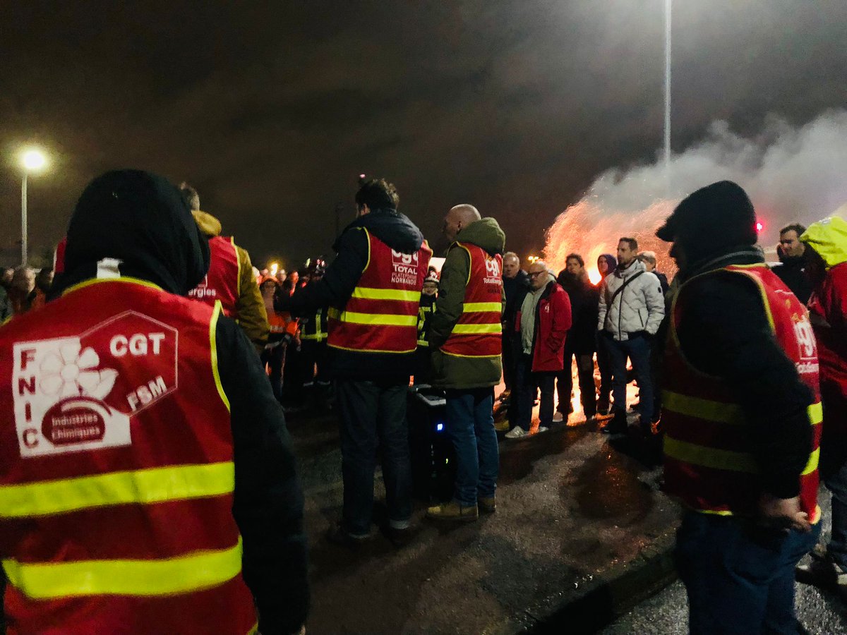 Les flics viennent de débarquer à la maison des collègues pour les réquisitionner devant leurs enfants ! Continuez à venir nombreux nous soutenir on va devoir faire front face aux réquisitions et ça se joue dès maintenant ! #Greve23Mars #manif23mars