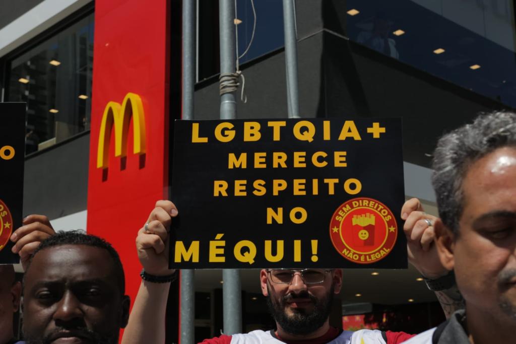 Surprise!🔥 @McDonalds global executives visited a McD store today in São Paulo, and Brazilian workers showed up to demand that they take action to end systemic sexual harassment and racism at McDonald's! #FastFoodGlobal