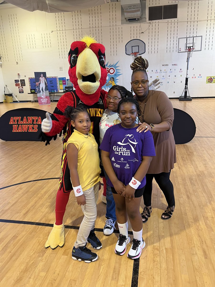 Glam_Mrs_Turner's tweet photo. Every school needs a @bkellam23 @Mrs_ABoyd @yourpecoach Marcus Goodman @brainywizards !!!! They make stuff happen for our kids no matter what!!! Thanks @scanaenergy @ATLHawks for unforgettable memories today! 💓 https://t.co/eHWVudL7lV
