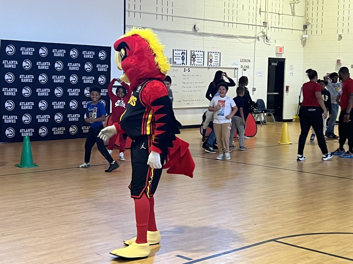 Glam_Mrs_Turner's tweet photo. Every school needs a @bkellam23 @Mrs_ABoyd @yourpecoach Marcus Goodman @brainywizards !!!! They make stuff happen for our kids no matter what!!! Thanks @scanaenergy @ATLHawks for unforgettable memories today! 💓 https://t.co/eHWVudL7lV