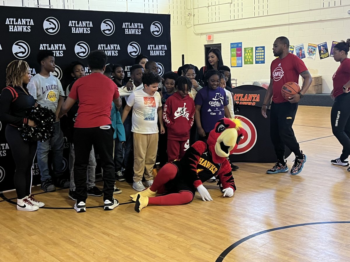 Glam_Mrs_Turner's tweet photo. Every school needs a @bkellam23 @Mrs_ABoyd @yourpecoach Marcus Goodman @brainywizards !!!! They make stuff happen for our kids no matter what!!! Thanks @scanaenergy @ATLHawks for unforgettable memories today! 💓 https://t.co/eHWVudL7lV