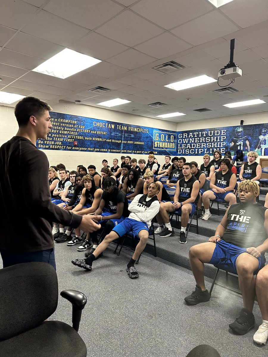 YellowjacketsFB's tweet photo. We appreciate former Choctaw QB and current #AkronZip QB @WaselSteele for coming by and sharing his college experience with the squad today!  Always appreciate our guys coming back and pouring back into the next generation of Choctaw greats!
#ChoctawLegend https://t.co/SOjzXcQ2Fr